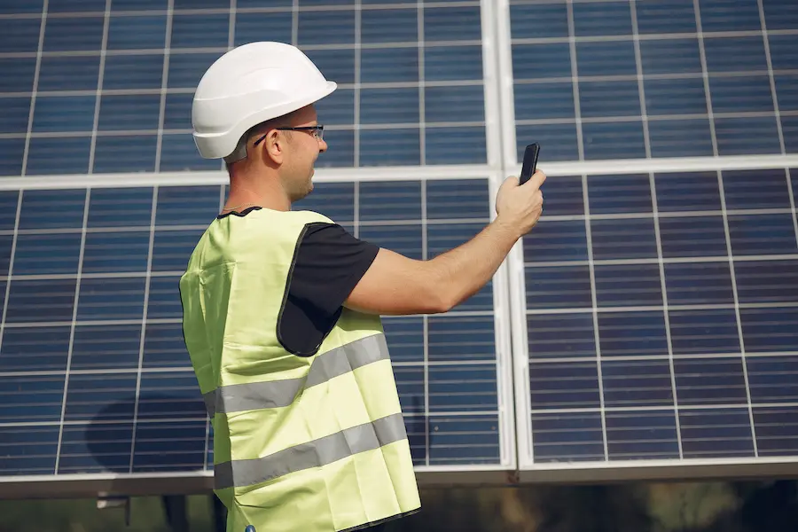 técnico revisa instalación de placas solares